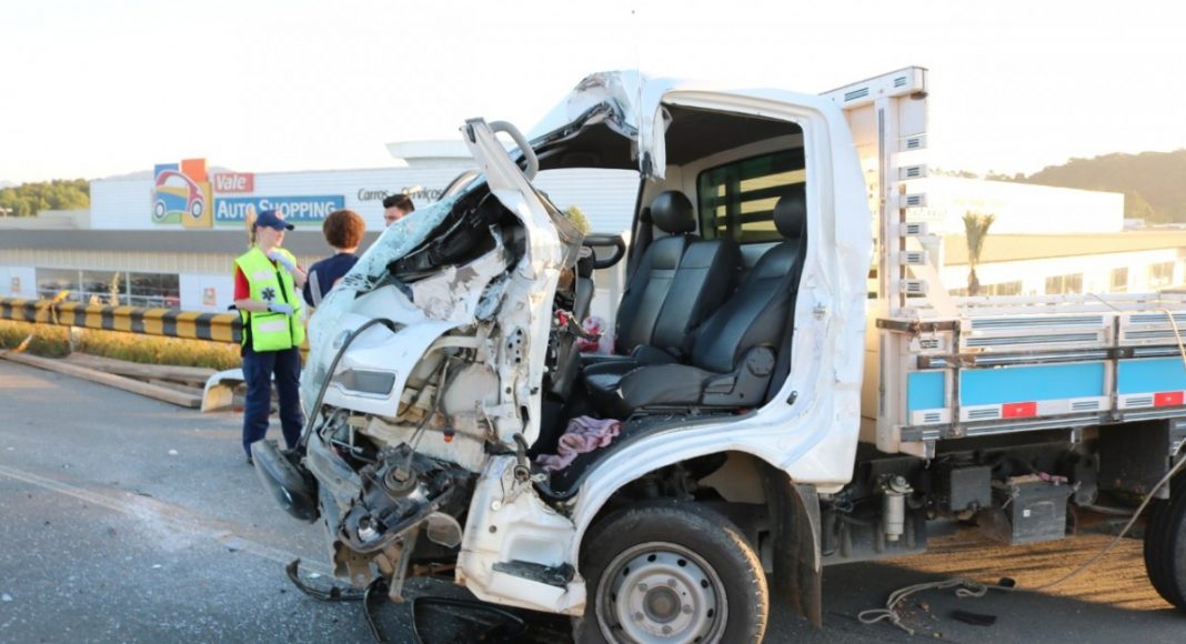 Em SC: Homem fica preso às ferragens em acidente na BR-470
