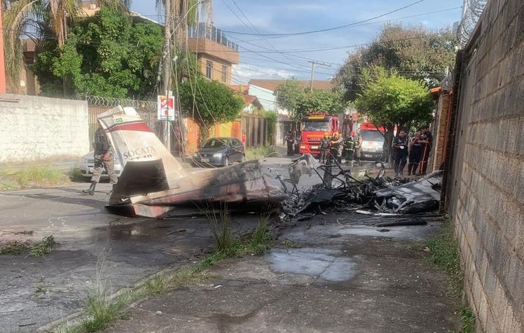 No país: avião de pequeno porte cai numa rua de BH e deixa um morto