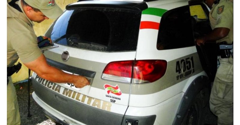 PM estoura boca em bairro de Imbituba, prende traficante e apreende crack, ecstasy, maconha e um carro furtado em Garopaba