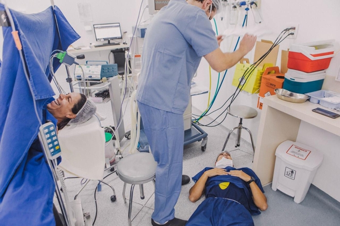 Catarinense desmaia durante parto do filho, mãe dá risada e foto viraliza