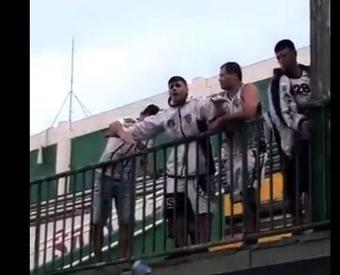 Torcedores do Figueira imitam avião após derrota para Chape