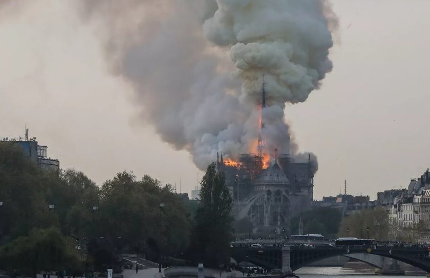 Internacional: Catedral de Notre-Dame, em Paris, pega fogo