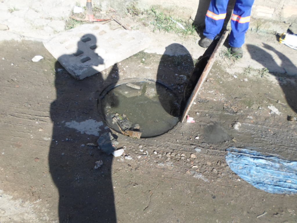 Funat e Tubarão Saneamento flagram ligações clandestinas na rede de esgoto