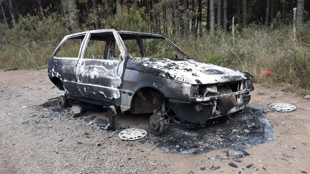 Lages: PM recolhe veículo carbonizado encontrado no interior da cidade