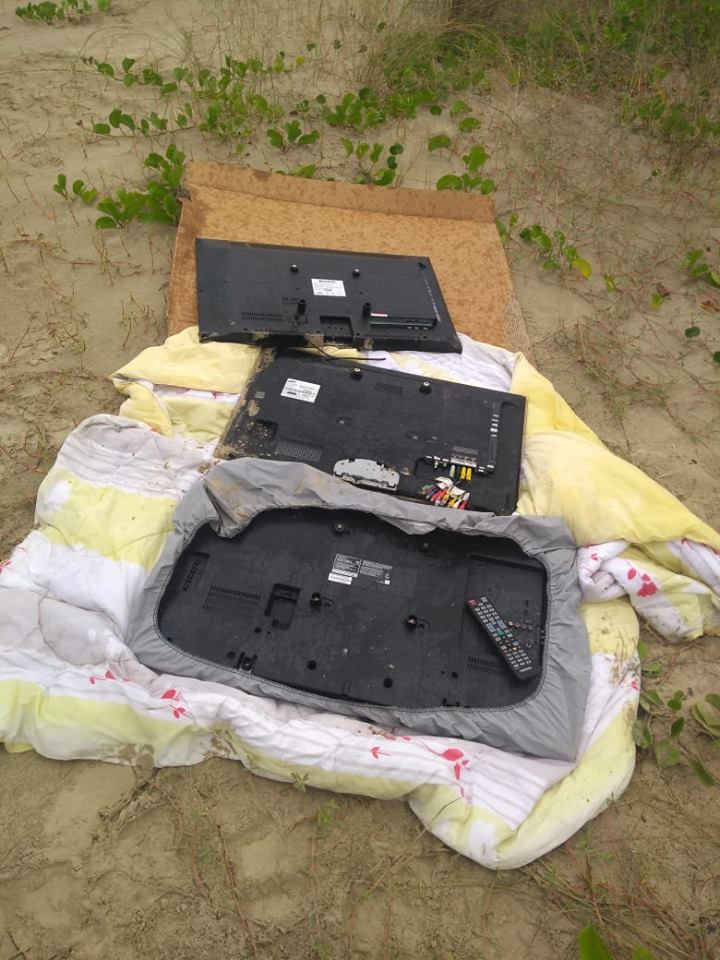 Aparelhos de TVs são encontrados abandonados em dunas em praia de Laguna