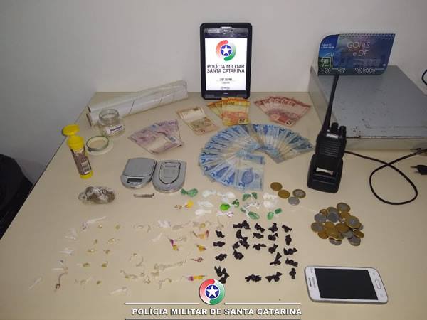 Laguna: Casal de meia idade é detido pela PM por tráfico de drogas