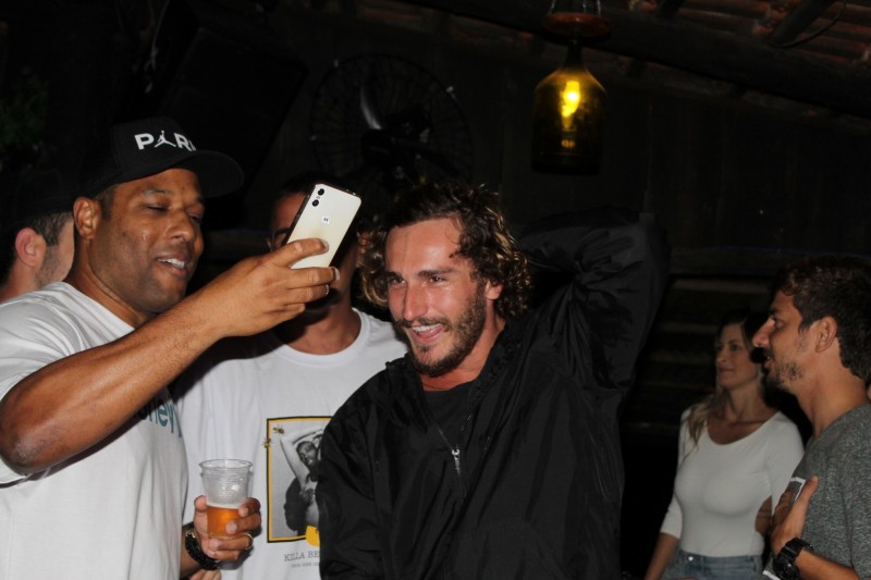 BBB: Recepcionado por familiares e amigos, Alan volta a Criciúma