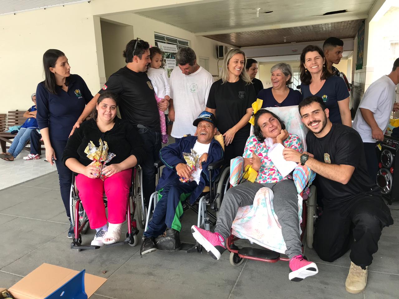 Páscoa Feliz: Policiais distribuem chocolates na Apae de Jaguaruna