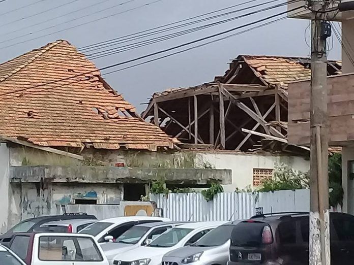 Laguna: Defesa Civil interdita imóvel com risco de desabamento