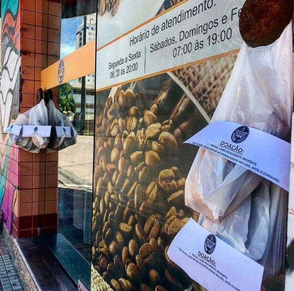 Proprietários de padaria em Criciúma doam pães a quem não pode pagar