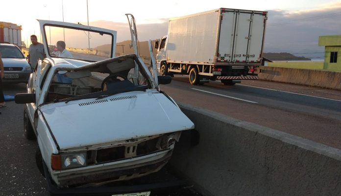 Dois acidentes congestionam trânsito na BR-101, na Ponte Anita Garibaldi