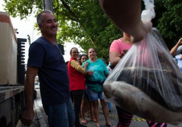 Piscicultor doa uma tonelada de peixe para famílias carentes em Orleans