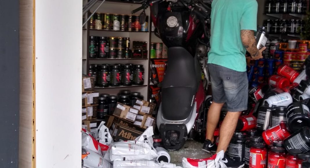 Em SC: motociclista perde o controle e invade loja