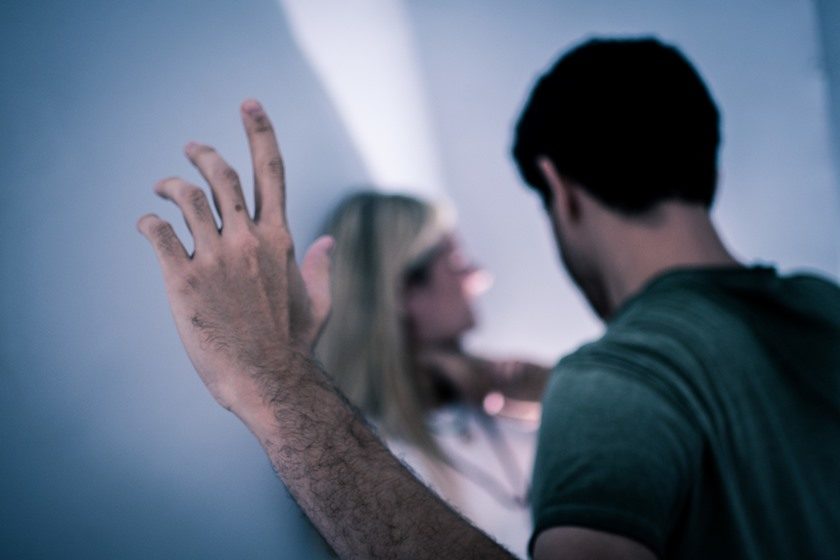 Homem é preso após violentar esposa com cabo de vassoura e ameaçá-la de morte em Jaguaruna