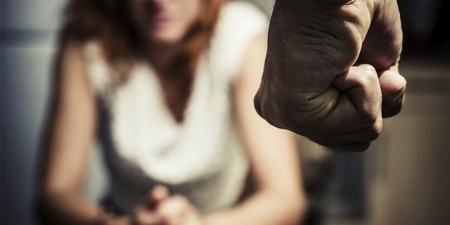 Marido agride mulher com pedaço de madeira e socos em Tubarão