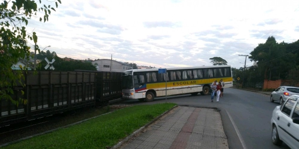 Ônibus colide com trem em Içara