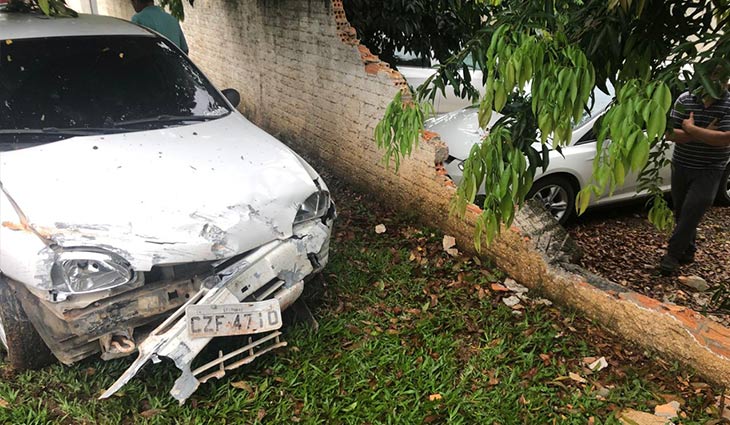 Ladrão rouba carro durante a madrugada e depois bate em muro de escola em Criciúma