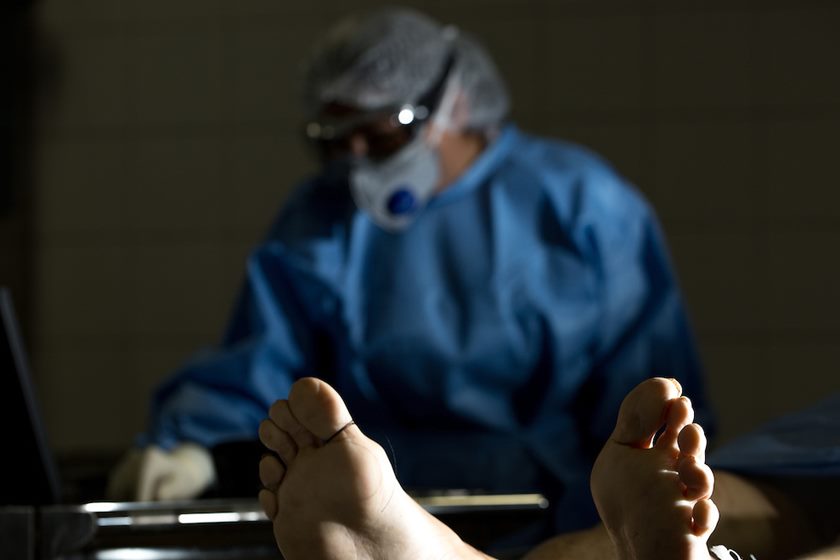 No país: Filho ficou cinco dias com a mãe morta em casa: “Parou de se mexer”