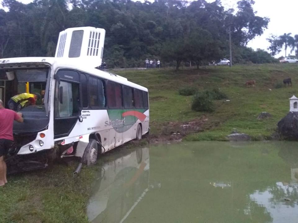 Urgente: Ônibus cai em ribanceira na SC-390, em Orleans