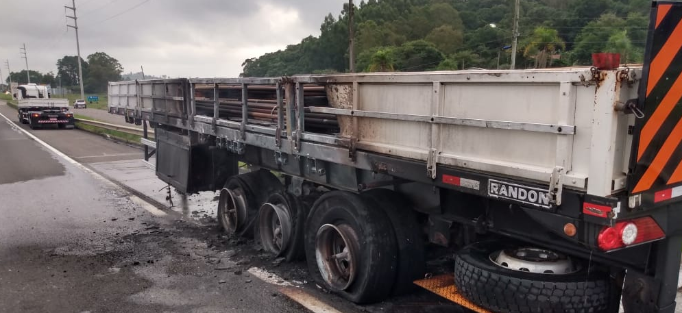 Travamento de freios causa incêndio em carreta na BR 101