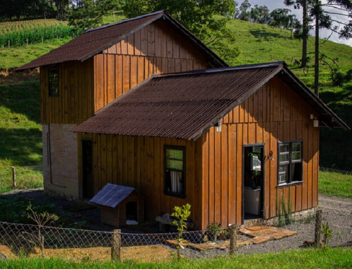 Casal constrói a própria casa na zona rural de Santa Catarina