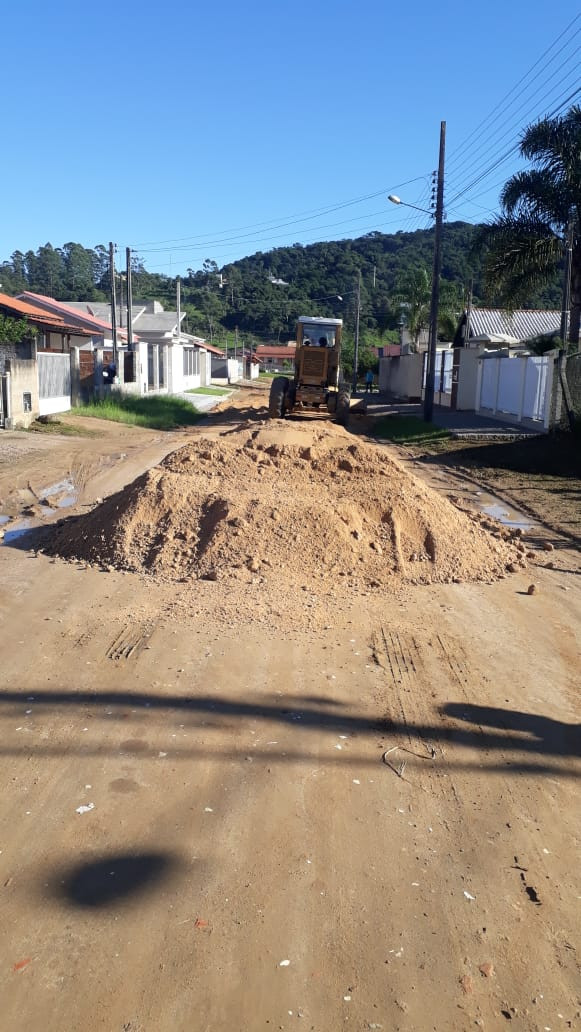 Trégua da chuva possibilita retomada de manutenção de estradas em Tubarão