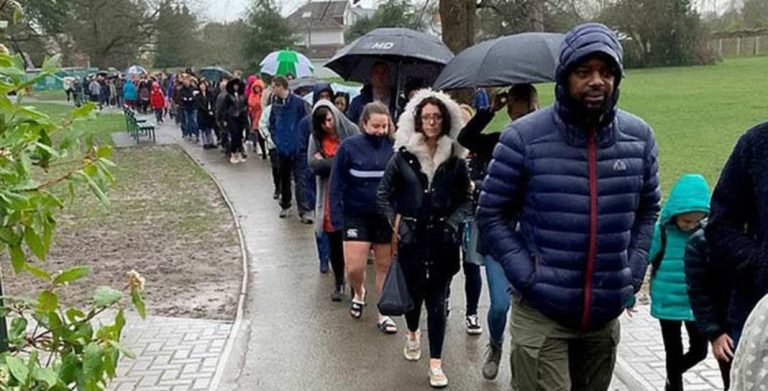 Internacional: Debaixo de chuva forte, 5 mil pessoas fazem fila para doar medula a menino com câncer