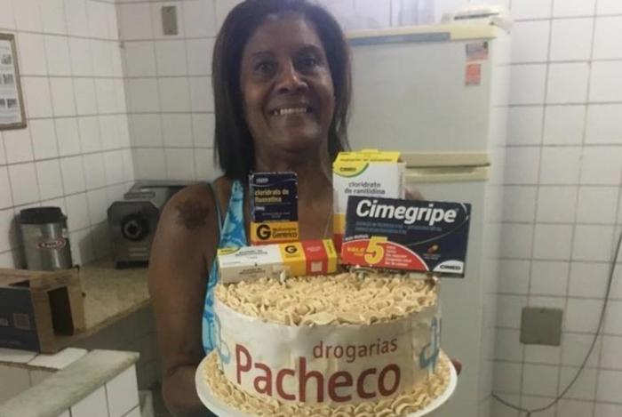 Pelo Brasil: filha faz festa temática de farmácia para mãe com mania de doença