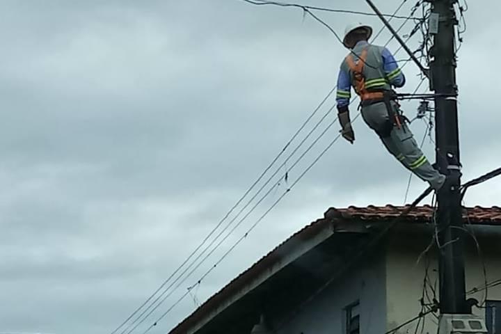No país: morador tem luz cortada, tira escada do técnico e o deixa pendurado em poste