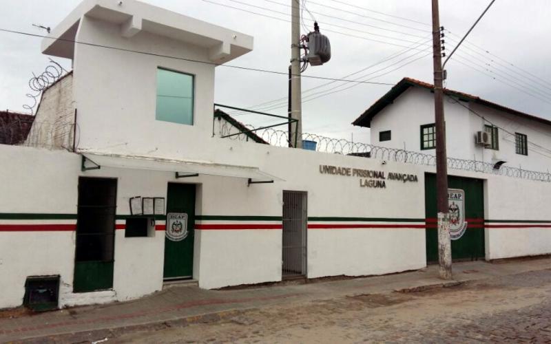 Mulher é presa ao tentar entrar com drogas na Unidade Prisional Avançada de Laguna