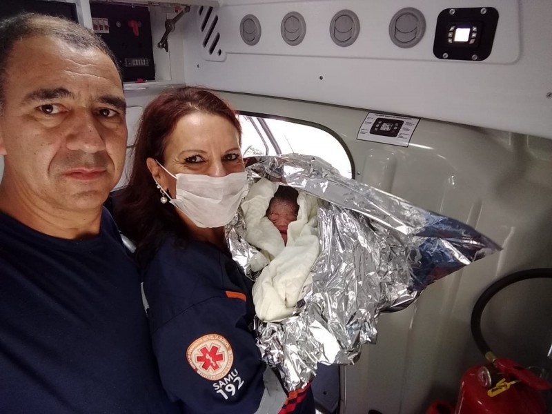 Socorristas realizam parto em ambulância do Samu de Siderópolis