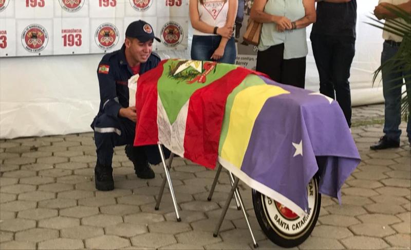 Bombeiros de SC se despedem de Barney, o cão herói