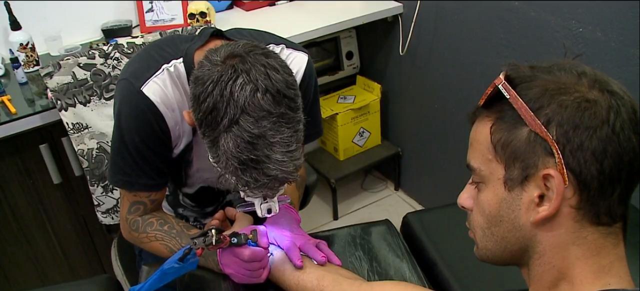 Criatividade aliada à saúde: tatuador de Laguna desenvolve tatuagens de segurança