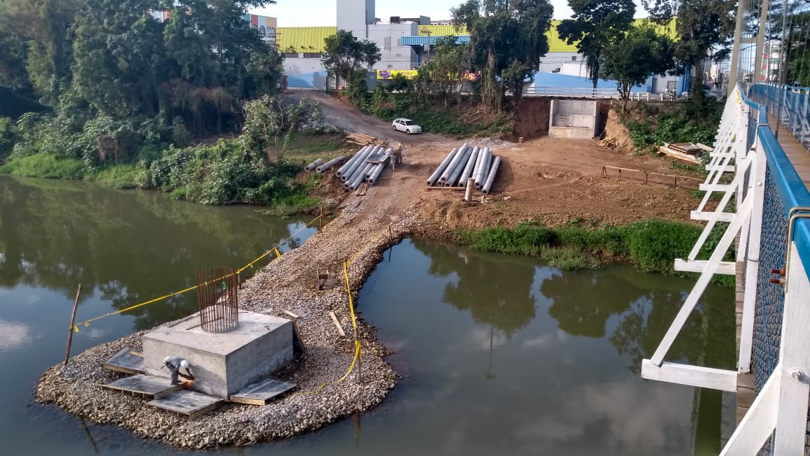 Concluída a primeira sapata na construção da passarela de concreto
