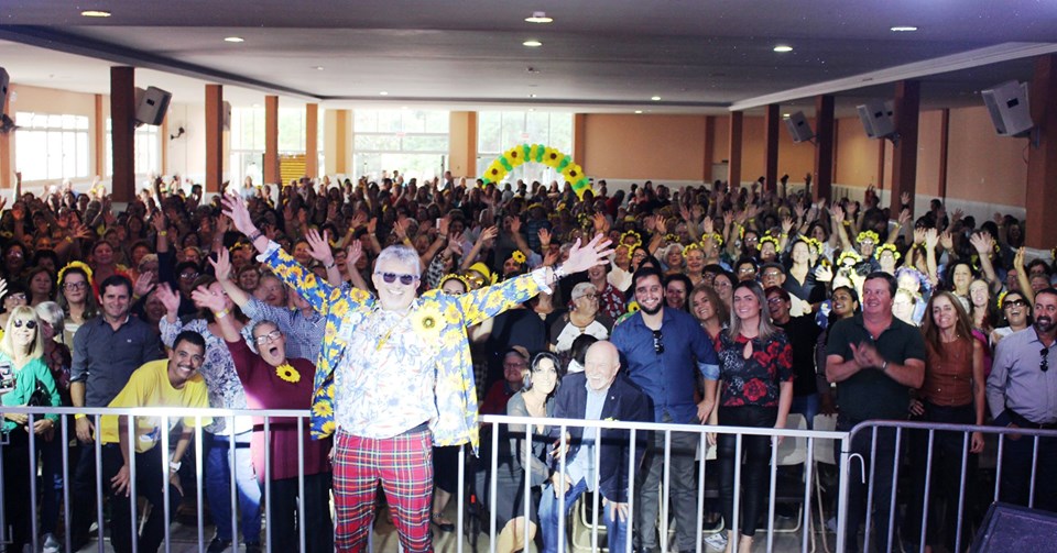 Humorista e cantor Falcão se apresenta para mães em Laguna