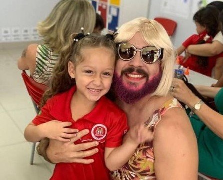 Pelo País: pai viúvo se veste como mãe para participar de homenagem da filha na escola