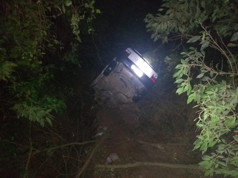 Carro cai de barranco de aproximadamente 8 metros de altura