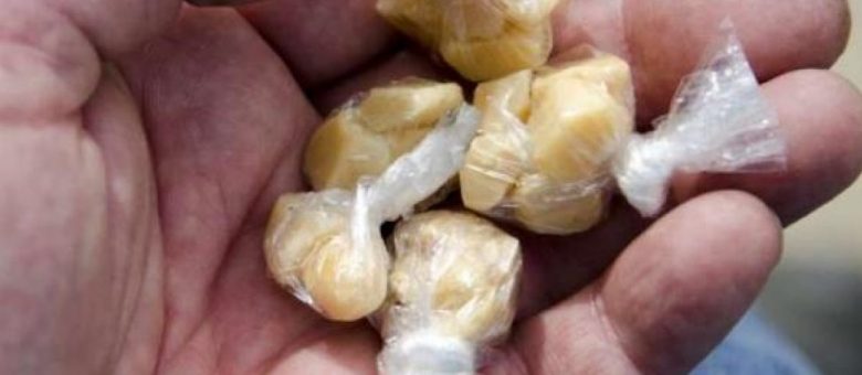 Adolescente suspeito é apreendido com 20 pedras de crack escondidas na boca, em Tubarão