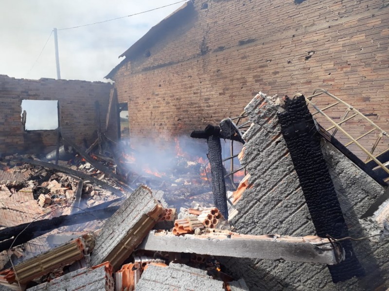 Incêndio destrói galpão em Araranguá