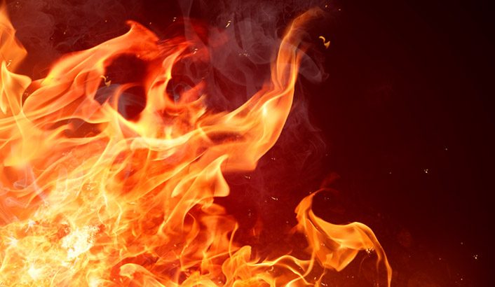 Casa incendeia em Imbituba na noite de domingo (12)