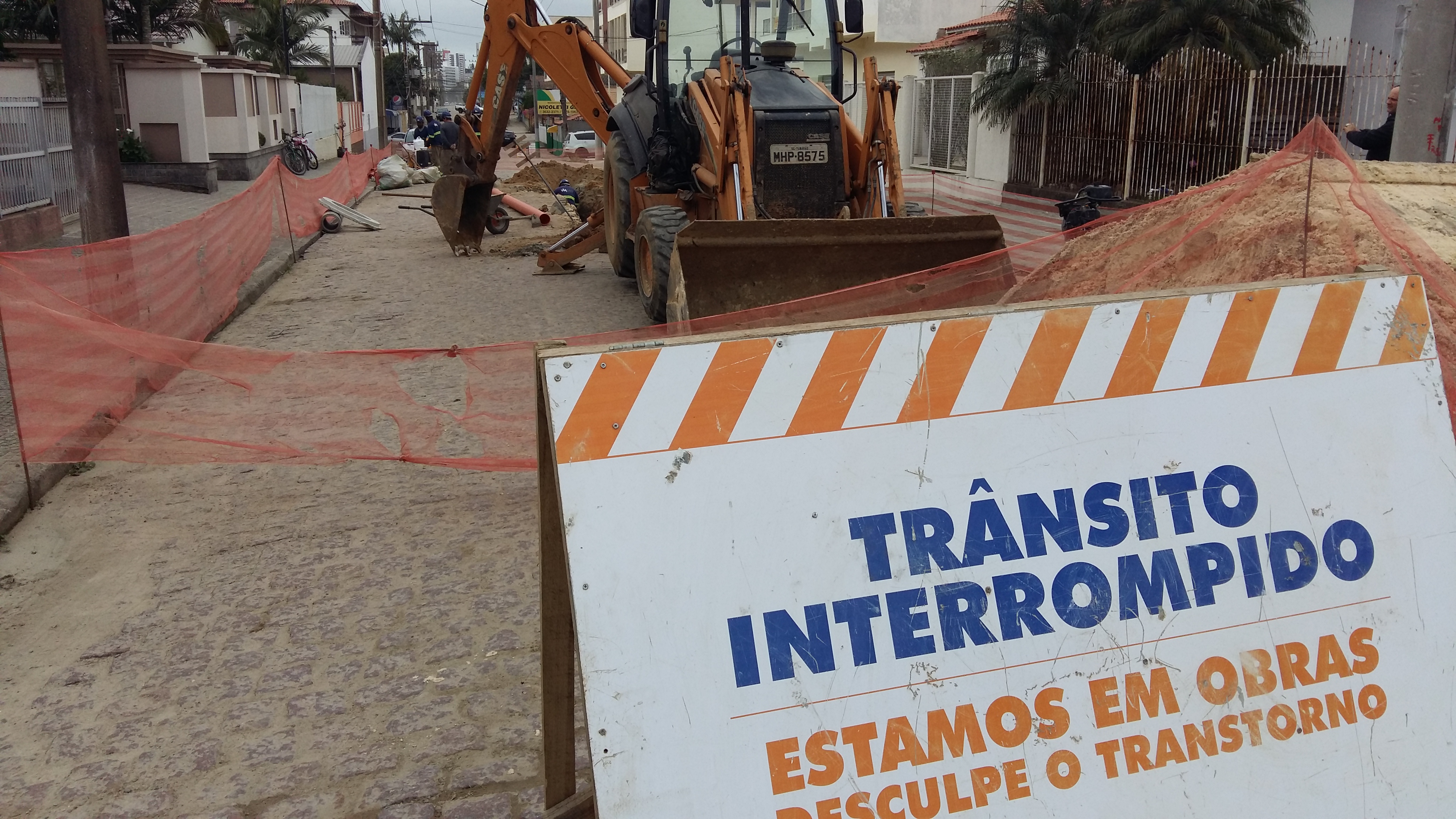 Assentamento de redes de esgoto continuam na região central de Tubarão