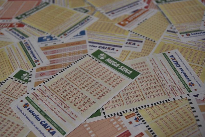 Acertador da Mega-Sena retira prêmio de R$ 289,4 milhões na Caixa