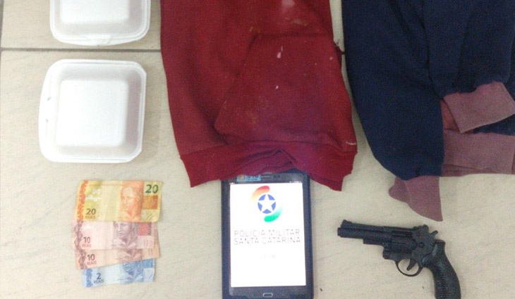 Dupla pede lanches, rouba a comida e dinheiro do motoboy em Criciúma