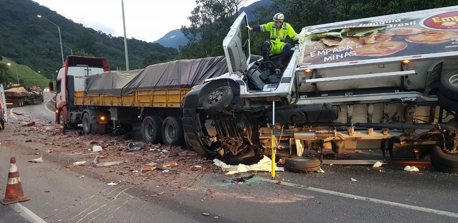 Quatro caminhões se envolvem em acidente na BR-376 no Paraná; adolescente morre