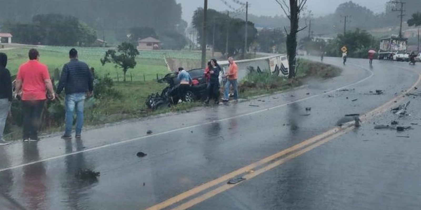 Carro e caminhão se envolvem em acidente em São Ludgero
