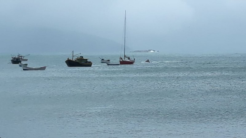 Veleiro à deriva com dois tripulantes é resgatado