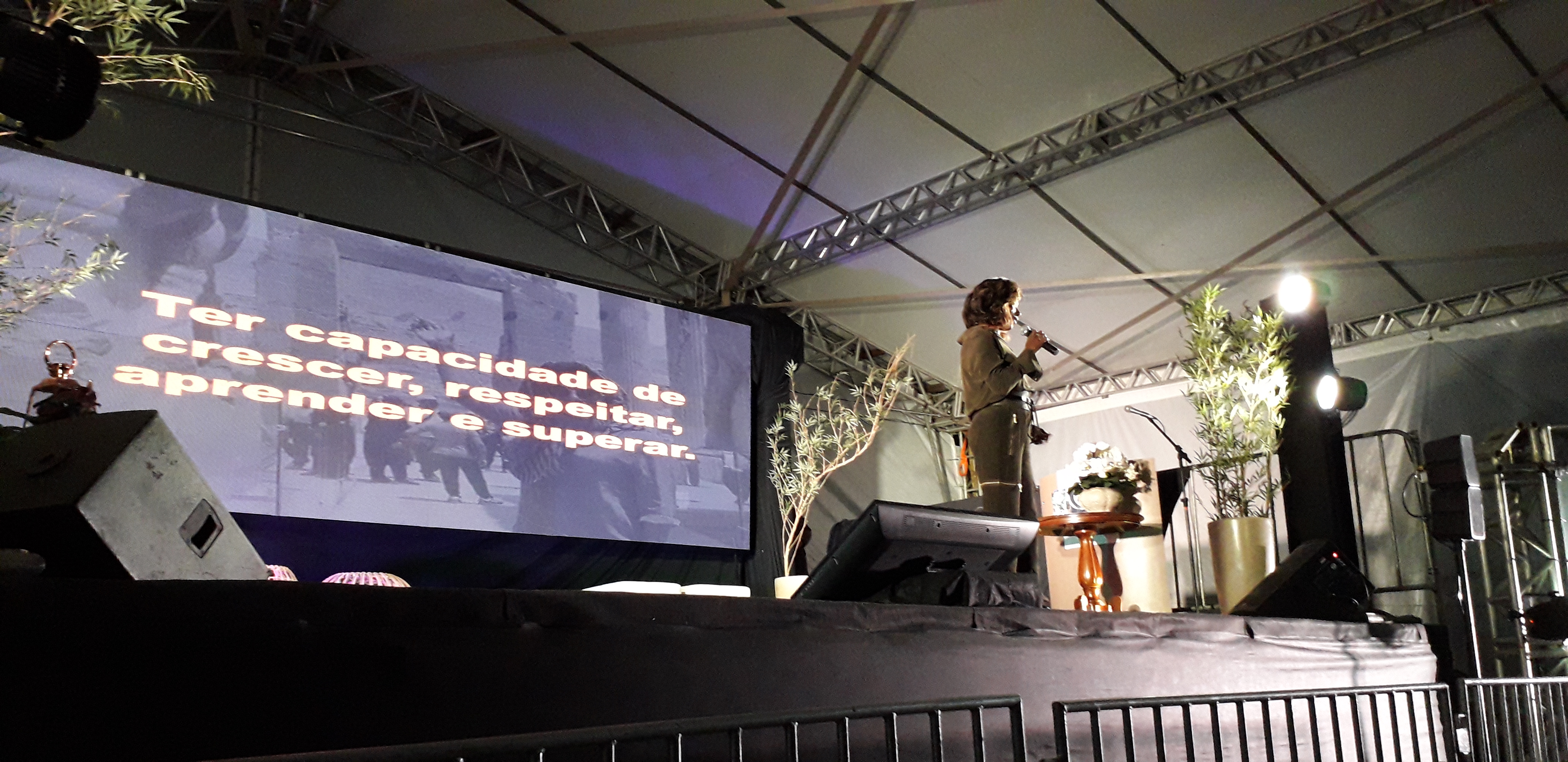 LOTADO: Palestra com Glória Maria enche Praça Ivo Prim, no Farol Shopping, na 16ª FEINCOS