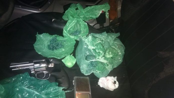 Polícia prende dupla por tráfico de drogas e posse ilegal de arma de fogo em Laguna