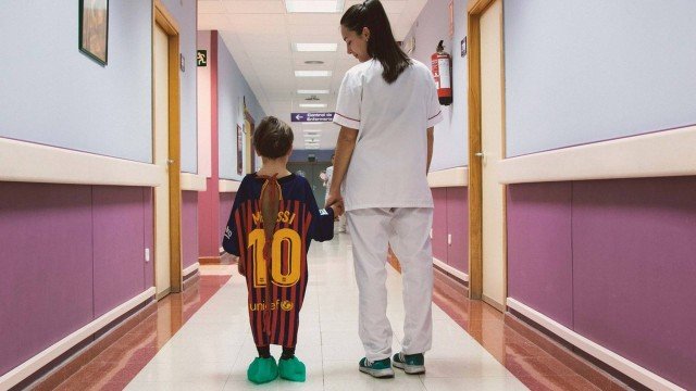 Internacional: Hospital cria batas para crianças imitando camisas de times de futebol