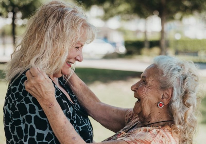 Mãe de 90 anos reencontra filha que deu pra adoção há 70 anos